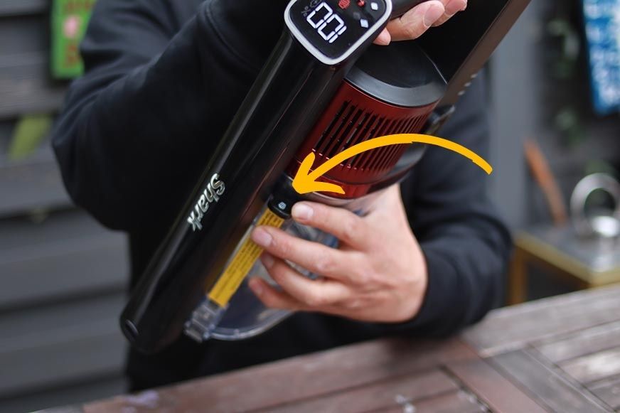 You can see the button to remove the dirt container of the Shark Anti Hair Wrap Flexology.